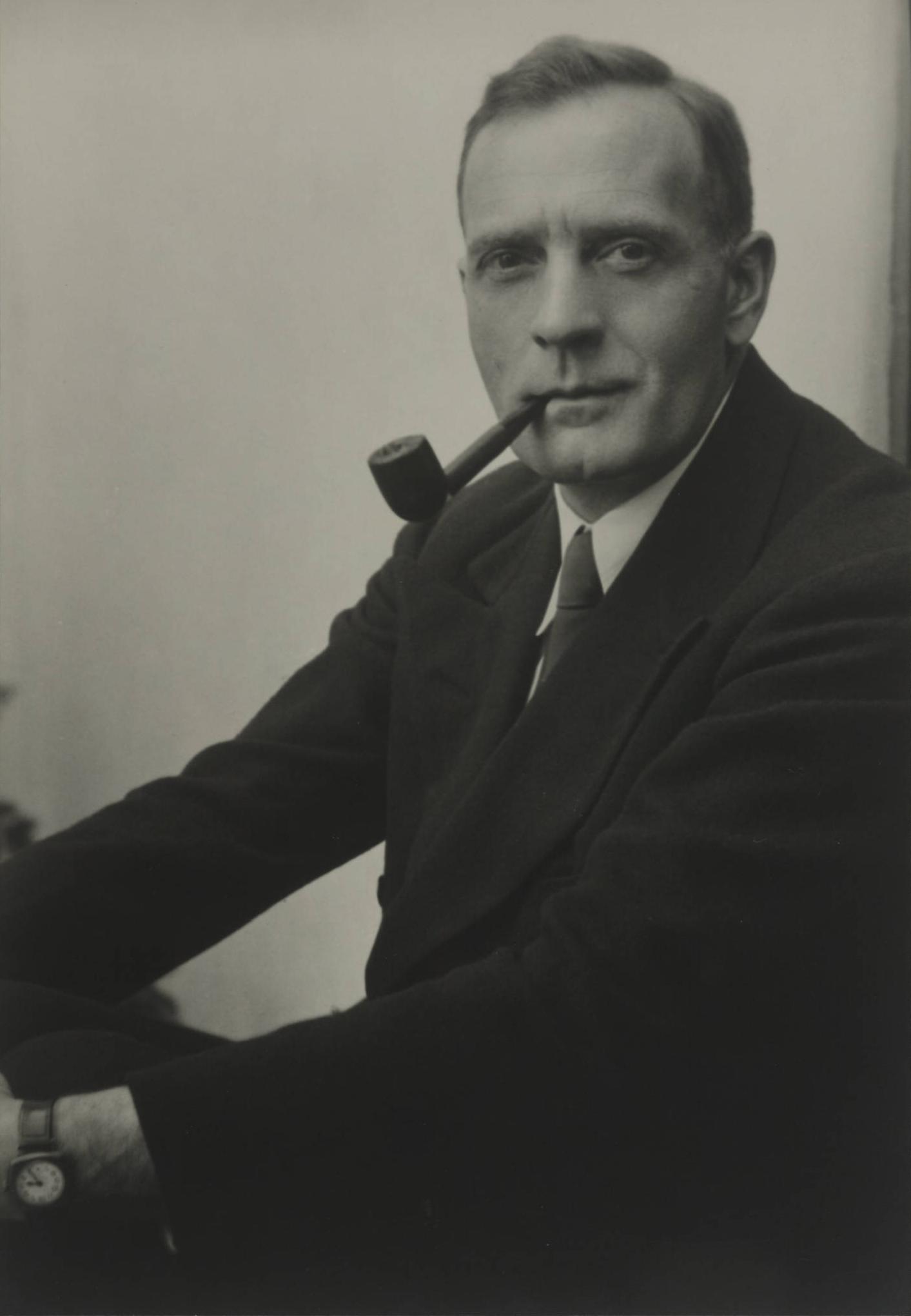 Studio_portrait_photograph_of_Edwin_Powell_Hubble